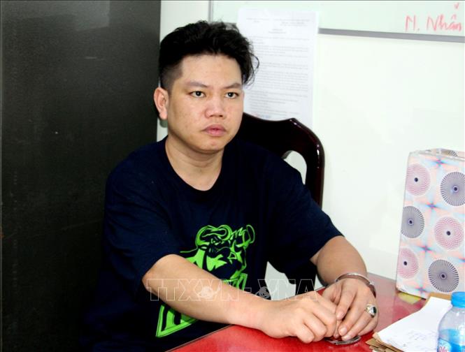 Trong ảnh: Đối tượng SLiển Tuyên Khoa (Mập) tại cơ quan điều tra. Ảnh: Công Mạo-TTXVN