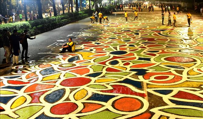 Trong ảnh: Các họa sĩ thể hiện bức tranh tường chào đón Năm Mới trên con đường dài 1,5 km tại thủ đô Dhaka ngày 14/4. Ảnh: THX/TTXVN