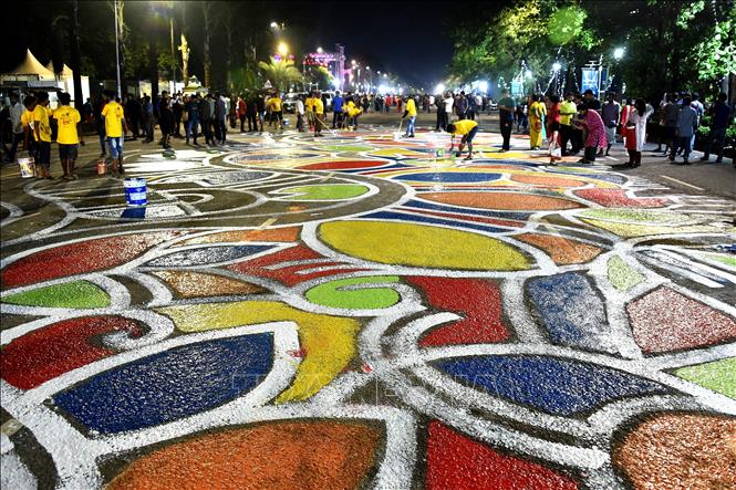 Trong ảnh: Các họa sĩ thể hiện bức tranh tường chào đón Năm Mới trên con đường dài 1,5 km tại thủ đô Dhaka ngày 14/4. Ảnh: THX/TTXVN