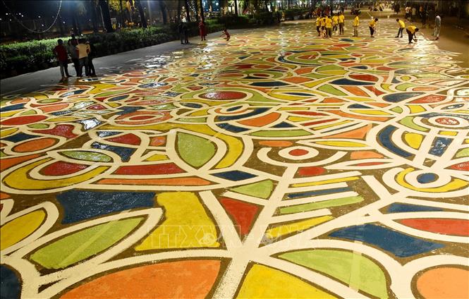 Trong ảnh: Các họa sĩ thể hiện bức tranh tường chào đón Năm Mới trên con đường dài 1,5 km tại thủ đô Dhaka ngày 14/4. Ảnh: THX/TTXVN