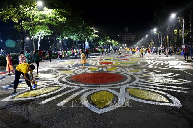 Trong ảnh: Các họa sĩ thể hiện bức tranh tường chào đón Năm Mới trên con đường dài 1,5 km tại thủ đô Dhaka ngày 14/4. Ảnh: THX/TTXVN