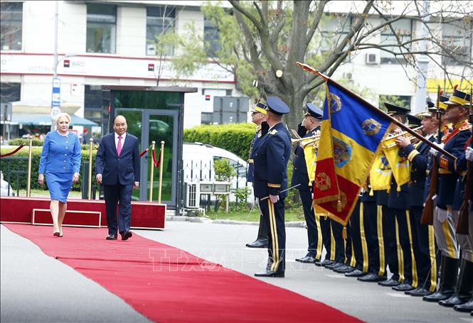 Trong ảnh: Thủ tướng Nguyễn Xuân Phúc và Thủ tướng Romania Viorica Dancila duyệt đội danh dự. Ảnh: Thống Nhất –TTXVN

