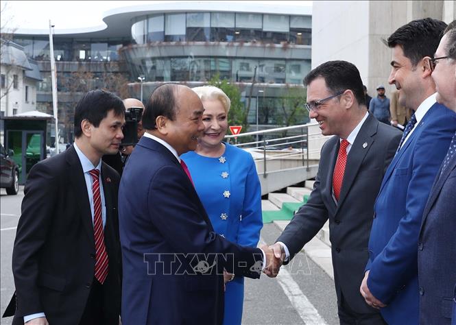 Trong ảnh: Thủ tướng Nguyễn Xuân Phúc và Thủ tướng Romania Viorica Dancila với các thành viên chính thức 2 nước tại lễ đón. Ảnh: Thống Nhất –TTXVN
