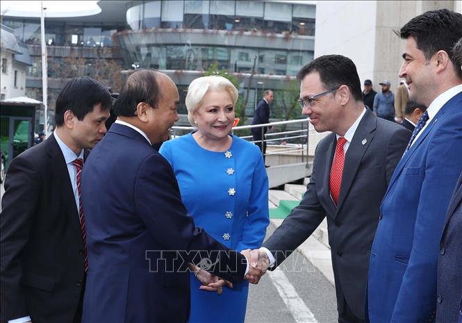Trong ảnh: Thủ tướng Nguyễn Xuân Phúc và Thủ tướng Romania Viorica Dancila với các thành viên chính thức 2 nước tại lễ đón. Ảnh: Thống Nhất –TTXVN
