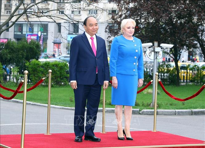 Trong ảnh: Thủ tướng Nguyễn Xuân Phúc và Thủ tướng Romania Viorica Dancila nghe Quân nhạc cử Quốc thiều 2 nước. Ảnh: Thống Nhất –TTXVN
