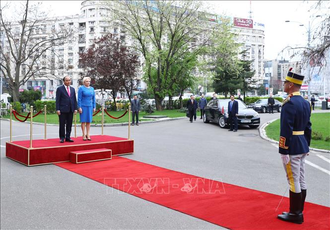 Trong ảnh: Thủ tướng Nguyễn Xuân Phúc và Thủ tướng Romania Viorica Dancila nghe Quân nhạc cử Quốc thiều 2 nước. Ảnh: Thống Nhất –TTXVN

