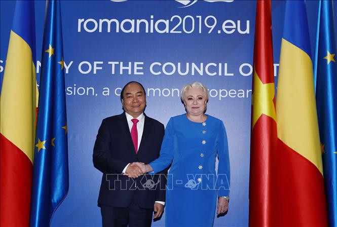 Trong ảnh: Thủ tướng Nguyễn Xuân Phúc và Thủ tướng Romania Viorica Dancila chụp ảnh chung tại Lễ đón chính thức. Ảnh: Thống Nhất –TTXVN
