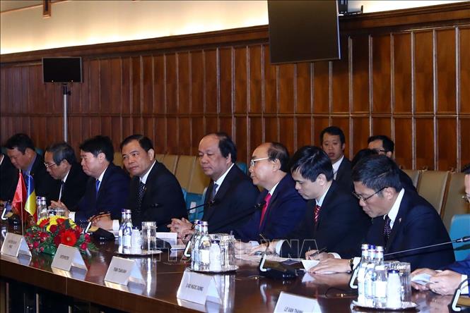Trong ảnh: Thủ tướng Nguyễn Xuân Phúc và các thành viên Đoàn đại biểu Chính phủ Việt Nam tại buổi hội đàm. Ảnh: Thống Nhất –TTXVN
