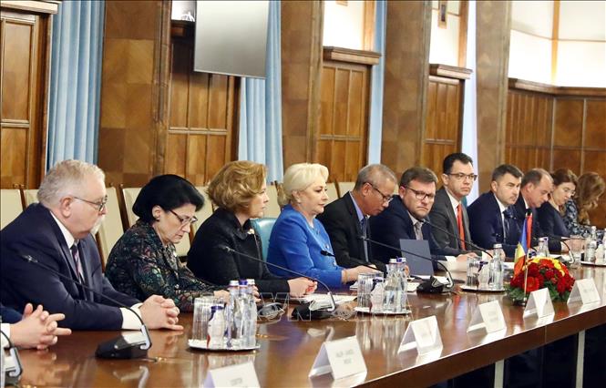  Trong ảnh: Thủ tướng Romania Viorica Dancila và các thành viên Chính phủ Romania tham gia hội đàm. Ảnh: Thống Nhất –TTXVN
