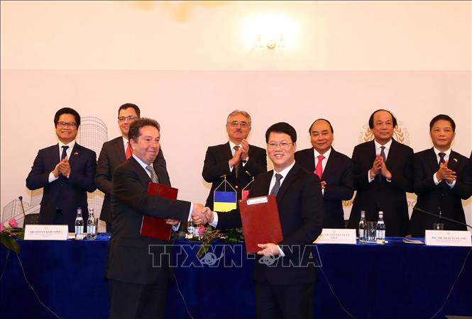 Trong ảnh: Thủ tướng Nguyễn Xuân Phúc và  ông Viorel Stefan, Phó Thủ tướng Romania chứng kiến Lễ kết và trao các văn bản hợp tác giữa 2 nước tại điễn đàn. Ảnh: Thống Nhất –TTXVN