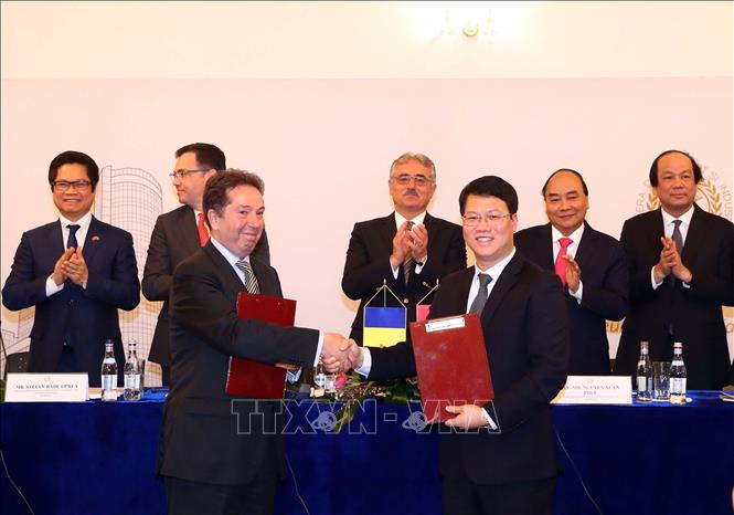 Trong ảnh: Thủ tướng Nguyễn Xuân Phúc và  ông Viorel Stefan, Phó Thủ tướng Romania chứng kiễn lễ trao các văn bản hợp tác giữa 2 nước tại điễn đàn. Ảnh: Thống Nhất –TTXVN
