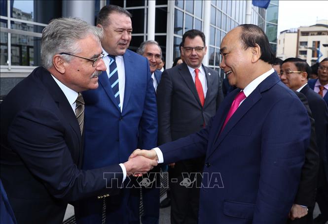 Trong ảnh: Thủ tướng Nguyễn Xuân Phúc và  ông Viorel Stefan, Phó Thủ tướng Romania tham dự điễn đàn. Ảnh: Thống Nhất –TTXVN
