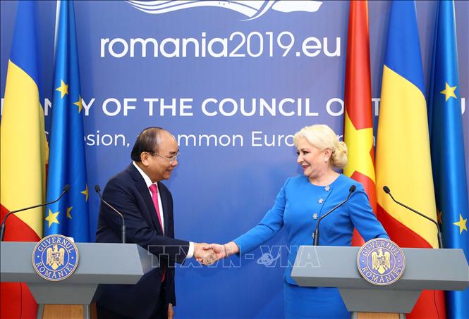 Trong ảnh: Thủ tướng Nguyễn Xuân Phúc và Thủ tướng Romania Viorica Dancila họp báo thông báo kết quả hội đàm giữa hai nước. Ảnh: Thống Nhất –TTXVN
