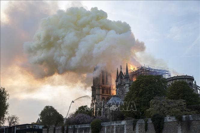 Trong ảnh: Lửa khói bốc lên dữ dội trên nóc nhà thờ Đức Bà ở Paris, Pháp ngày 15/4/2019. Ảnh: AFP/TTXVN