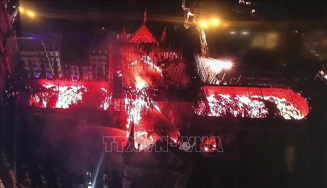 Trong ảnh: Hình ảnh phát trên truyền hình Pháp cho thấy nhà thờ Đức Bà ở Paris chìm trong biển lửa, ngày 15/4/2019. Ảnh: AFP/TTXVN