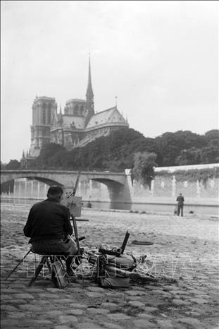 Trong ảnh (tư liệu): Nhà thờ Đức Bà được nhìn từ bờ sông Seine ở Paris, Pháp tháng 7/1945. Ảnh: AFP/TTXVN