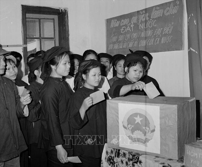 Trong ảnh: Đồng bào dân tộc huyện Hữu Lũng, tỉnh Cao Lạng (nay thuộc tỉnh Lạng Sơn) bỏ phiếu bầu Quốc hội thống nhất, ngày 25/4/1976. Ảnh: TTXVN