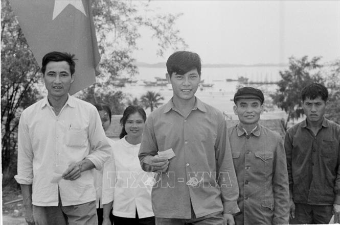 Trong ảnh: Cử tri huyện đảo Cô Tô (Quảng Ninh) tham gia bỏ phiếu bầu Quốc hội thống nhất, ngày 25/4/1976. Ảnh: TTXVN