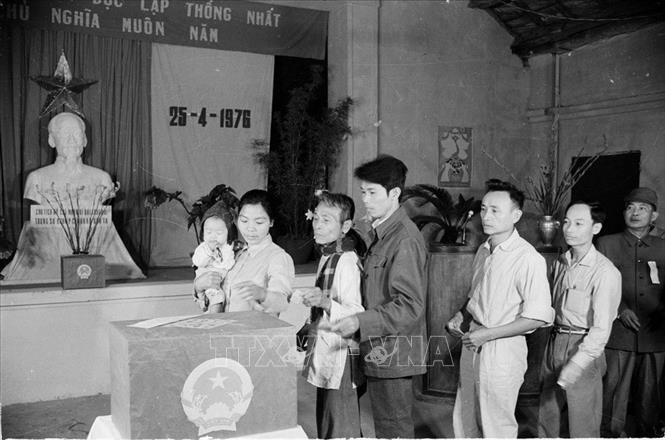 Trong ảnh: Cử tri Khu Ba Đình, Hà Nội bỏ phiếu bầu Quốc hội thống nhất, ngày 25/4/1976. Ảnh: TTXVN