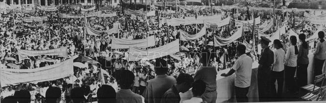 Trong ảnh: Nhân dân thành phố Hồ Chí Minh mít tinh, diễu hành chào mừng ngày bầu Quốc hội thống nhất, 25/4/1976. Ảnh: TTXVN