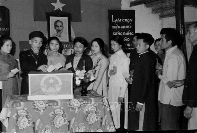 Trong ảnh: Cử tri giáo xứ Phát Diệm (Ninh Bình) bỏ phiếu bầu Quốc hội thống nhất, ngày 25/4/1976. Ảnh: TTXVN
