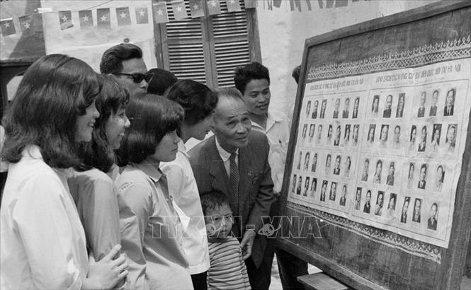 Trong ảnh: Cử tri khu phố Nhà Chung, Hà Nội xem danh sách ứng cử viên trước ngày bầu Quốc hội thống nhất, 25/4/1976. Ảnh: TTXVN