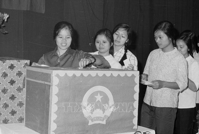 Trong ảnh: Sinh viên trường Đại học Bách Khoa Hà Nội bỏ phiếu bầu Quốc hội thống nhất, ngày 25/4/1976. Ảnh: TTXVN