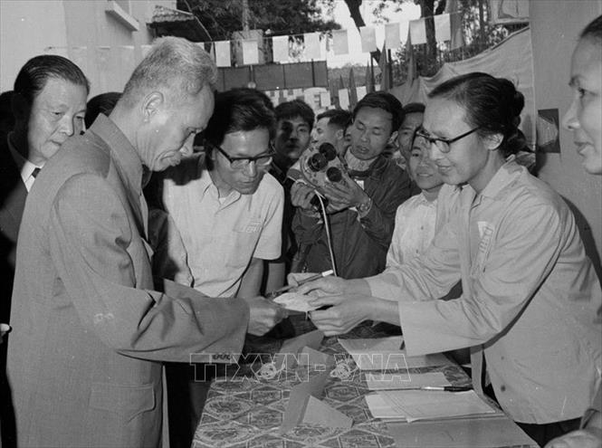 Trong ảnh: Thủ tướng Phạm Văn Đồng bỏ phiếu bầu Quốc hội thống nhất, ngày 25/4/1976 tại khu vực bỏ phiếu số 13, Tiểu khu Phan Đình Phùng, Khu Ba Đình,Hà Nội. Ảnh: TTXVN