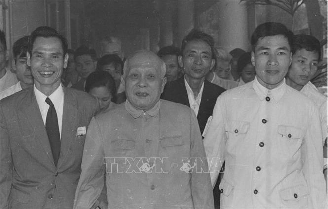 Trong ảnh: Chủ tịch nước Tôn Đức Thắng đi bỏ phiếu bầu Quốc hội thống nhất, ngày 25/4/1976, tại khu vực bỏ phiếu số 18, Tiểu khu Lê Hồng Phong, Khu Ba Đình, Hà Nội. Ảnh: TTXVN