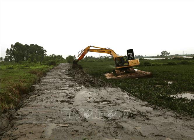 Trong ảnh: Công ty TNHH MTV khai thác công trình thủy lợi Đa Độ triển khai đắp mới đoạn đê bao sông Đa Độ thuộc địa bàn phường Phù Liễn, quận Kiến An. Ảnh: Vũ Sinh - TTXVN