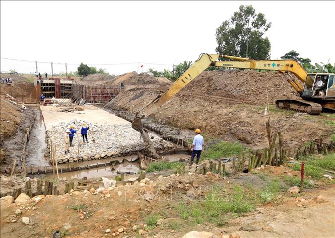 Trong ảnh: Công ty TNHH MTV khai thác công trình thủy lợi Đa Độ tổ chức thi công cống thủy lợi Đa Độ tại huyện An Lão. Ảnh: Vũ Sinh - TTXVN