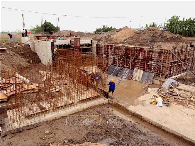 Trong ảnh: Công ty TNHH MTV khai thác công trình thủy lợi Đa Độ tổ chức thi công cống thủy lợi Đa Độ tại huyện An Lão. Ảnh: Vũ Sinh - TTXVN