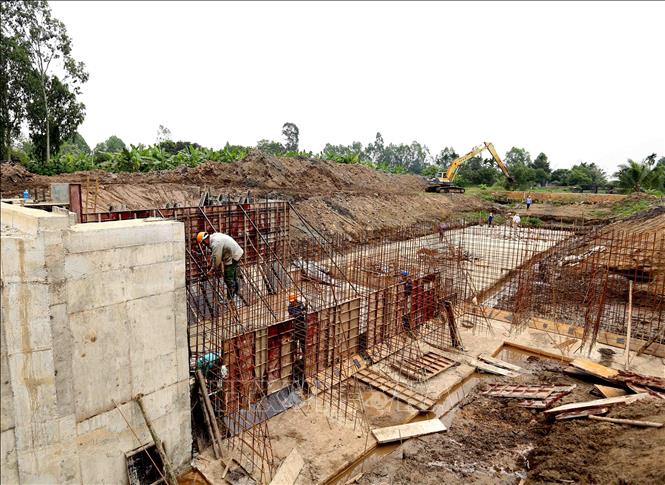 Trong ảnh: Công ty TNHH MTV khai thác công trình thủy lợi Đa Độ tổ chức thi công cống thủy lợi Đa Độ tại huyện An Lão. Ảnh: Vũ Sinh - TTXVN