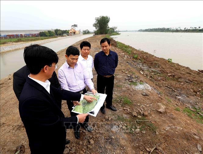 Trong ảnh: Lãnh đạo Tổng cục Thủy lợi cùng đoàn công tác đi kiểm tra hệ thống công trình thủy lợi tại huyện An Lão. Ảnh: Vũ Sinh - TTXVN