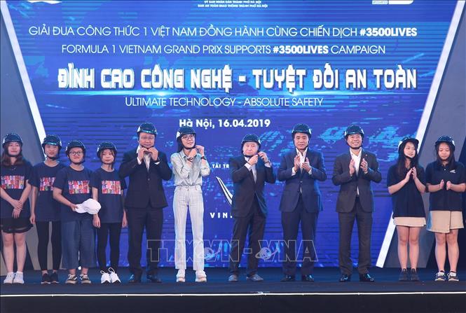 Trong ảnh: Các đại biểu và học sinh, sinh viên cùng đội mũ bảo hiểm, hưởng dứng chiến dịch An toàn giao thông toàn cầu #3500LIVES. Ảnh: Lâm Khánh – TTXVN