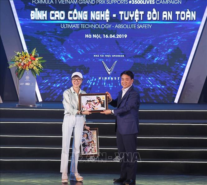 Trong ảnh: Chủ tịch UBND TP Hà Nội Nguyễn Đức Chung tặng bà Dương Tử Quỳnh bức ảnh bà đến Việt Nam tặng mũ bảo hiểm năm 2008. Ảnh: Lâm Khánh – TTXVN