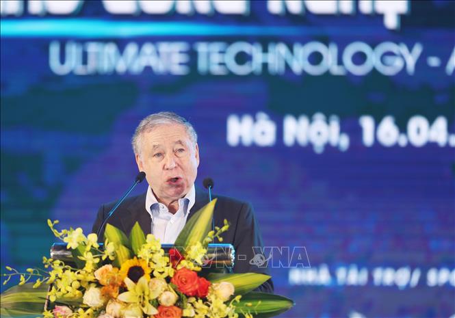 Trong ảnh: Chủ tịch Liên đoàn ô tô quốc tế Jean Todt mong muốn các bạn sinh viên, học sinh hãy luôn đội mũ bảo hiểm khi tham gia giao thông. Ảnh: Lâm Khánh – TTXVN