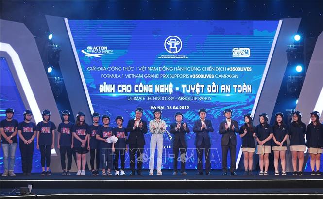 Trong ảnh: Các đại biểu và học sinh, sinh viên cùng đội mũ bảo hiểm, hưởng dứng chiến dịch An toàn giao thông toàn cầu #3500LIVES. Ảnh: Lâm Khánh – TTXVN