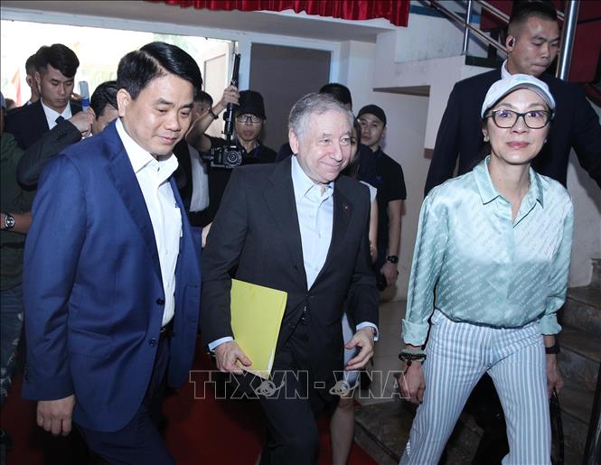 Trong ảnh: Chủ tịch UBND TP Hà Nội Nguyễn Đức Chung, Chủ tịch Liên đoàn ô tô quốc tế Jean Todt và Ngôi sao điện ảnh Dương Tử Quỳnh đến dự chương trình. Ảnh: Lâm Khánh – TTXVN