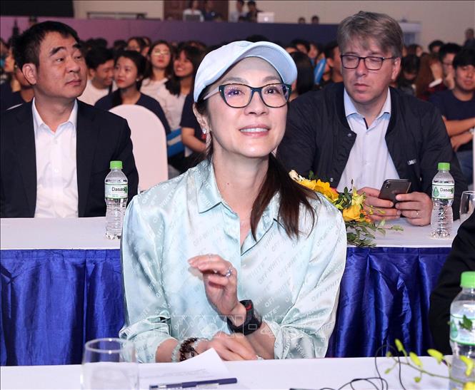 Dương Tử Quỳnh tặng mũ bảo hiểm cho học sinh, truyền thông ...