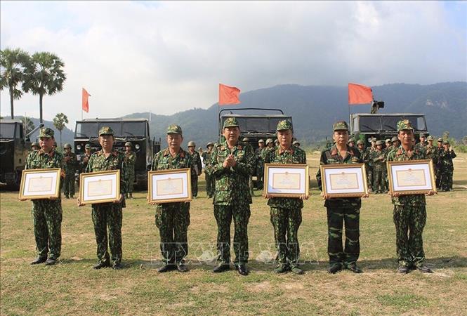 Trong ảnh: Tư lệnh Quân khu 9 trao bằng khen cho 4 tập thể và 6 cá nhân có thành tích xuất sắc trong thực hiện đề tài. Ảnh: TTXVN phát
