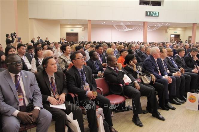 Trong ảnh: Ông Lê Chí Lợi (thứ 3 từ trái sang, hàng đầu) tại phiên họp toàn thể Diễn đàn Kinh tế Thanh niên Á-Âu. Ảnh: Hồng Quân - TTXVN