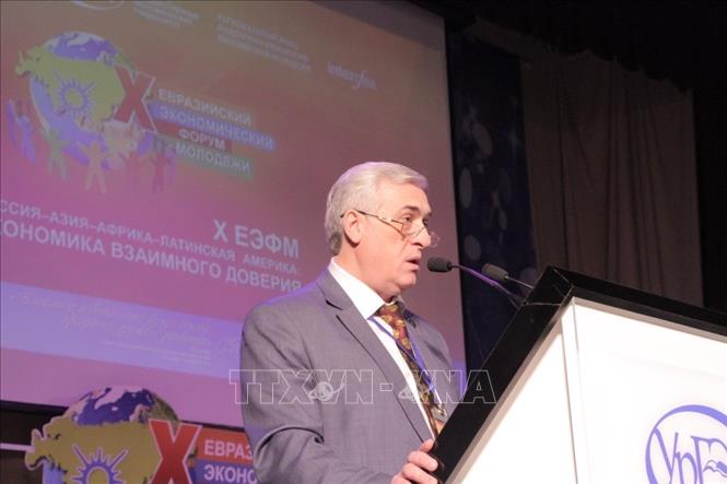Trong ảnh: Ông Silin Yakov, Hiệu trưởng trường Đại học Kinh tế Quốc gia Ural phát biểu khai mạc. Ảnh: Hồng Quân - TTXVN