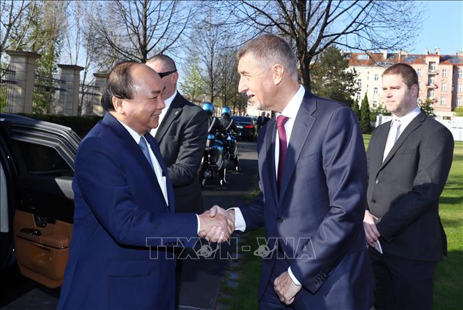 Trong ảnh: Thủ tướng Cộng hoà Séc Andrej Babis đón Thủ tướng Nguyễn Xuân Phúc. Ảnh: Thống Nhất –TTXVN