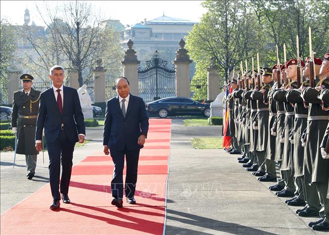 Trong ảnh: Thủ tướng Cộng hòa Séc Andrej Babis  và Thủ tướng Nguyễn Xuân Phúc duyệt đội danh dự. Ảnh: Thống Nhất –TTXVN
