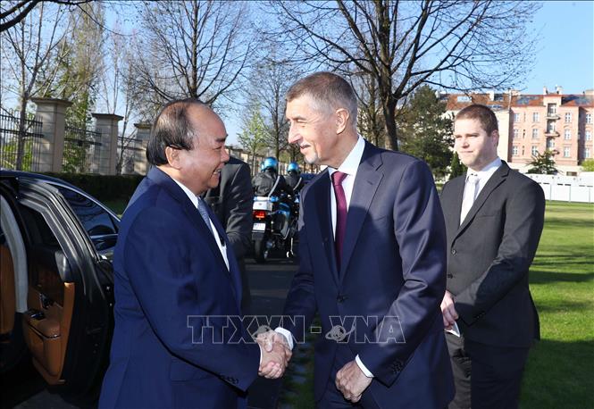 Trong ảnh: Thủ tướng Cộng hòa Séc Andrej Babis đón Thủ tướng Nguyễn Xuân Phúc. Ảnh: Thống Nhất –TTXVN
