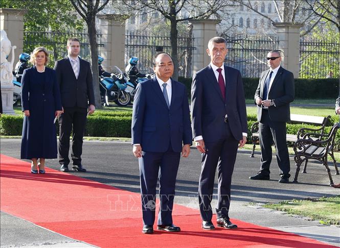 Trong ảnh: Thủ tướng Cộng hòa Séc Andrej Babis và Thủ tướng Nguyễn Xuân Phúc tại lễ đón. Ảnh: Thống Nhất –TTXVN
