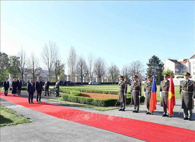 Trong ảnh: Thủ tướng Cộng hòa Séc Andrej Babis và Thủ tướng Nguyễn Xuân Phúc tại lễ đón. Ảnh: Thống Nhất –TTXVN
