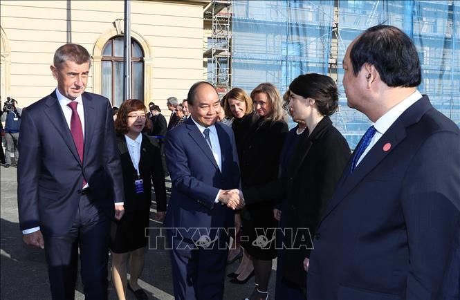 Trong ảnh: Thủ tướng Nguyễn Xuân Phúc và Thủ tướng Cộng hòa Séc Andrej Babis giới thiệu các thành viên đoàn đại biểu hai nước. Ảnh: Thống Nhất –TTXVN