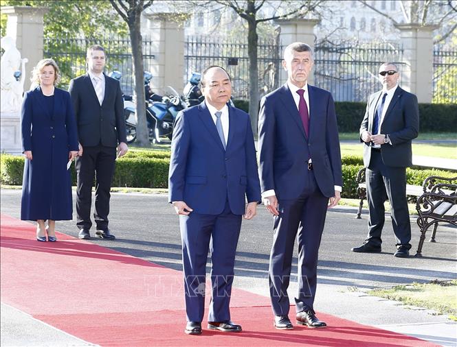 Trong ảnh: Thủ tướng Cộng hòa Séc Andrej Babis và Thủ tướng Nguyễn Xuân Phúc tại lễ đón. Ảnh: Thống Nhất –TTXVN